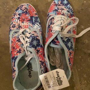 NWT Charlotte Russe Hawaiian Print Lace Up Sneaker
